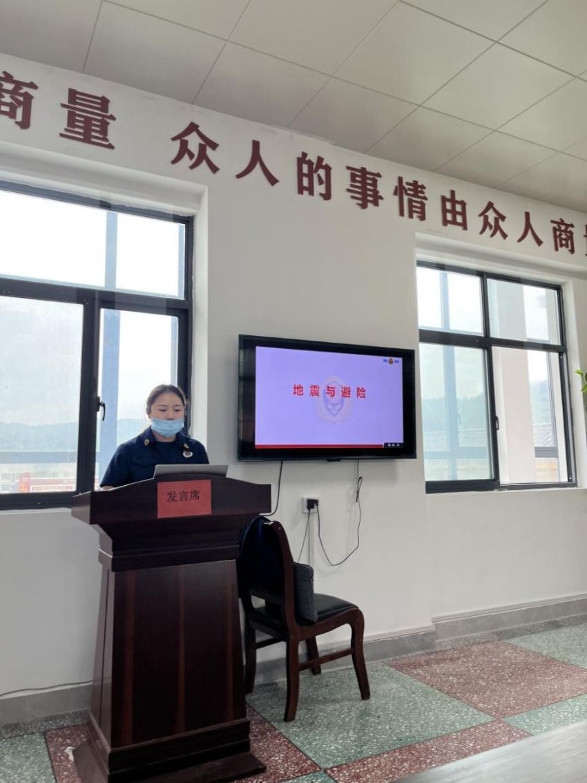 信陽市第三人民醫(yī)院第二黨支部前往馬莊村開展“防震減災(zāi)”培訓(xùn)及演練活動(dòng)