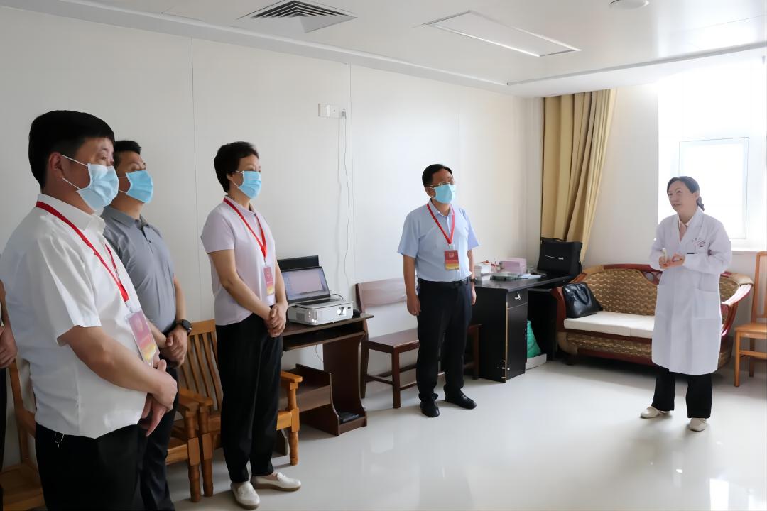 區(qū)人大常委會(huì)執(zhí)法檢查組蒞臨信陽(yáng)市第三人民醫(yī)院開(kāi)展“積極應(yīng)對(duì)人口老齡化 加快發(fā)展養(yǎng)老服務(wù)”執(zhí)法檢查