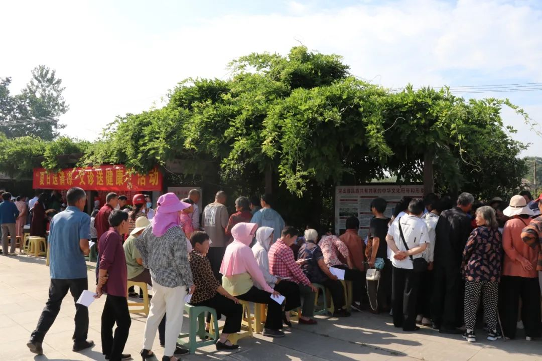 信陽(yáng)市第三人民醫(yī)院健康義診團(tuán)隊(duì)前往 董家河鄉(xiāng)參加“健康啟蒙山區(qū)行” 志愿服務(wù)活動(dòng)